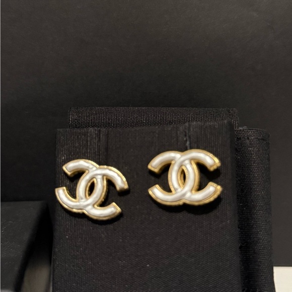 CHANEL PRARL & GOLD STUD EARRINGS PREOWNED - Picture 2 of 6